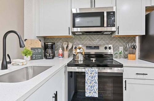 Montgomery Condo | 2bd/2ba Condo * Pool * Dogs Welcome * 30+ day stay