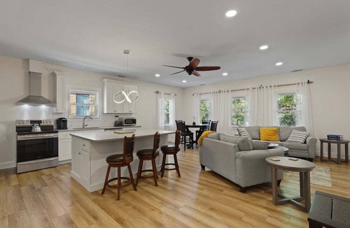 Savannah Victorian District House | 2bd/2ba Townhome * Renovated * 30+ day stay