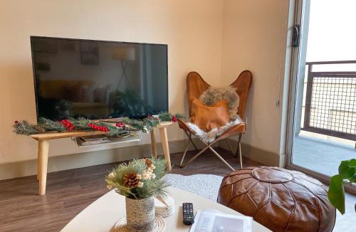 Downtown Apartment | 2BDR & parking 5-10min to Santa Monica Pier