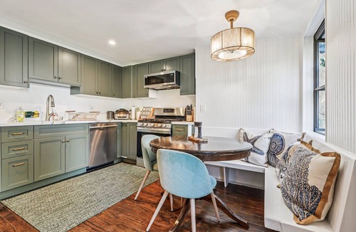 Hollywood Hills West House | 3 bd house in Hollywood Hills Wonderland Canyon.