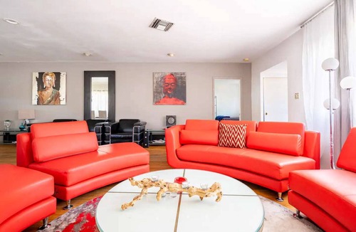 Melrose House | 3 Bdrm + 6 Beds + 2 Baths In A Cozy West Hollywood House