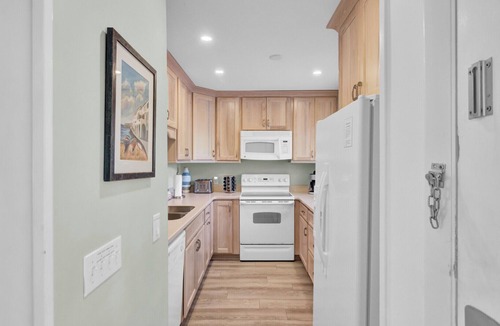 Twin Oaks House | 3 Twin Oaks Lane by AvantStay | Beach Access, Sunroom, Great Location!