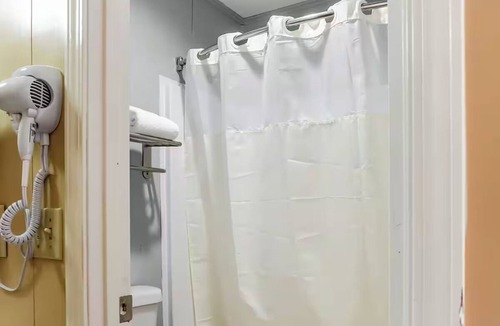 Ridgeland Hotel | 4 Inviting Family-Friendly Rooms Near Ridgeland BBQ + Seafood Spots