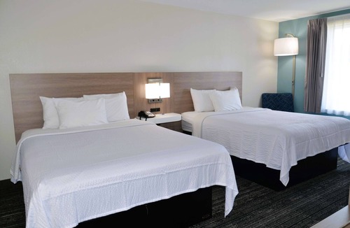 Foley Hotel | 4 Rooms Close to Alabama Gulf Coast Zoo -5.1 mi | Pool, Free Parking & Breakfast
