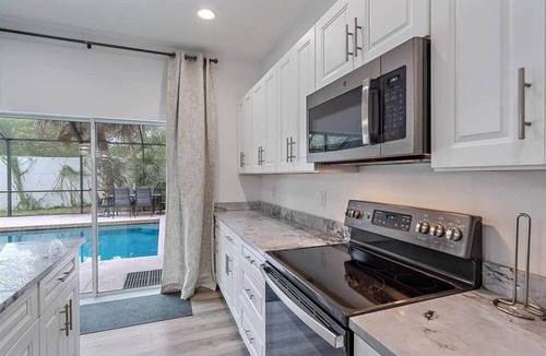 South Sarasota House | 4bed/4bath/2half bath with screened-in heated pool, 10 mins to Siesta Beach/Town