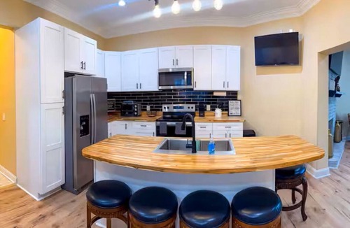 Thomas Square House | 4BR Historic Savannah w/Parking & Patio