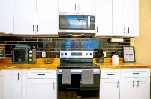 Thomas Square House | 4BR Historic Savannah w/Parking & Patio