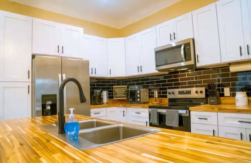 Thomas Square House | 4BR Historic Savannah w/Parking & Patio