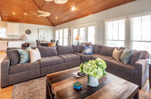 Pelican Bay House | 5 Min Walk to Beach & Community Pool; Views of Lagoon & Ocean from Rooftop Deck; Great for Families!