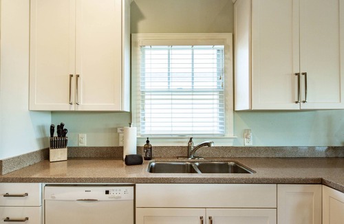 Pelican Bay House | 5 Min Walk to Beach & Community Pool; Views of Lagoon & Ocean from Rooftop Deck; Great for Families!