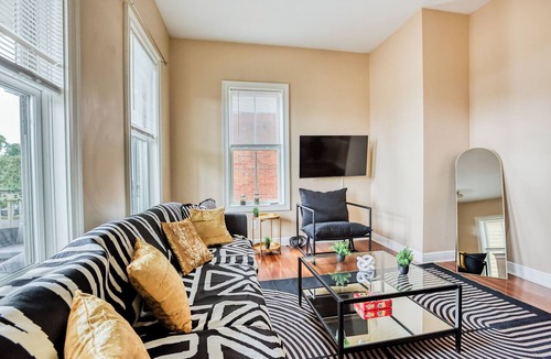 Thomas Square Apartment | 5 mins to DT & Forsyth - Mini Gym - Balcony - Parking