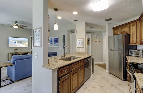 Palmetto Dunes Villa | 606 Barrington Park is less than 100 yards to beach with an oceanfront pool.