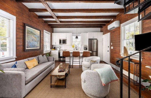 Cannonborough Elliotborough House | 6B at Saint Philip Square, One Block to King, Double Porch Oasis