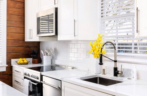 Cannonborough Elliotborough House | 6B at Saint Philip Square, One Block to King, Double Porch Oasis