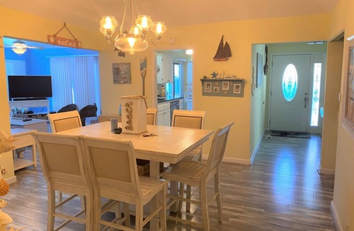 Saint Helena Island House | 8 Fairway Club - Golf Course & Pond Views - Owner 6 Passenger Cart Incl.