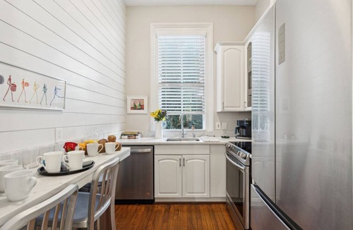Cannonborough Elliotborough House | 8A at Saint Philip Square, One Block to King, Stylish Group Favorite