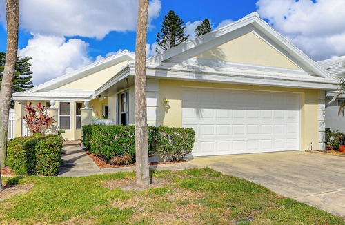 Plantation House | 9 Mi to Caspersen Beach: Lake-View Home w/Porch!