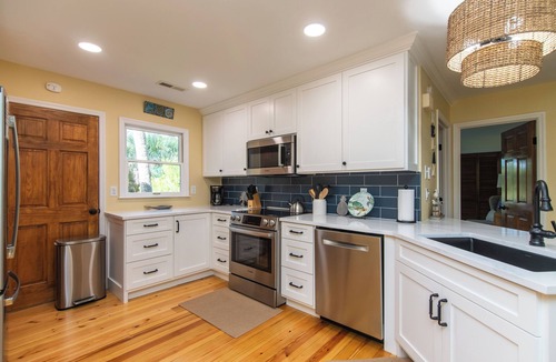 Ocean Ridge Cottage | 907 Shelter Cove-Beautiful Dog Friendly Cottage on Lagoon; Gated Community; Screened Porch