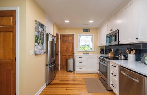 Ocean Ridge Cottage | 907 Shelter Cove-Beautiful Dog Friendly Cottage on Lagoon; Gated Community; Screened Porch