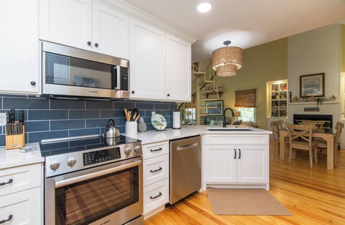 Ocean Ridge Cottage | 907 Shelter Cove-Beautiful Dog Friendly Cottage on Lagoon; Gated Community; Screened Porch