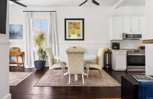 Cannonborough Elliotborough House | A4 at Saint Philip Square, One Block to King, Top Floor Courtyard View Apartment