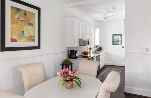 Cannonborough Elliotborough House | A4 at Saint Philip Square, One Block to King, Top Floor Courtyard View Apartment