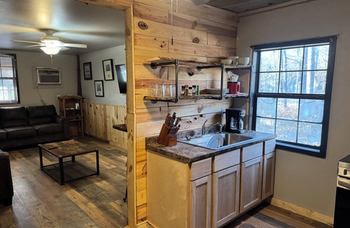 De Valls Bluff Cabin | Adorable 1-bedroom cabin in The Woods De Valls Bluff, AR…. near The White River