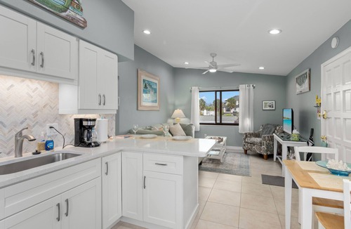 Sarasota Condo | Adorable two bedroom one bath condo walk to the beach and st Armand’s circle