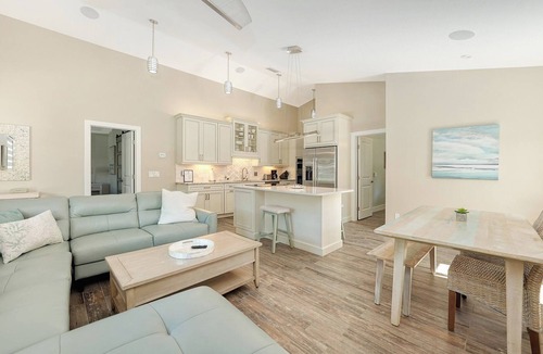 Bradenton Beach House | Anna Maria Island Luxury Beach Retreat with Heated Pool, Spa & Outdoor Kitchen | Steps to Gulf Beaches | All Bedrooms Ensuite
