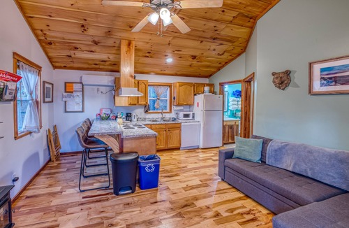 Compton Cabin | Antenna Pine Cabin - Hikers Paradise, Hikers Paradise with cell phone reception and wifi