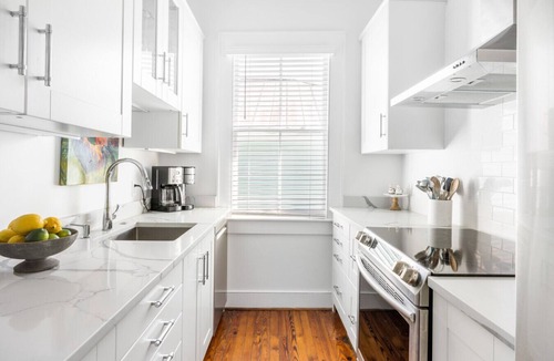 Cannonborough Elliotborough House | B2 at Saint Philip Square, One Block to King, Second Floor Private Porch