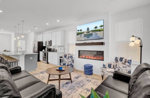 North Charleston House | Back to School Discount! Large, Modern Home/5 min to Park Circle, Pet Friendly