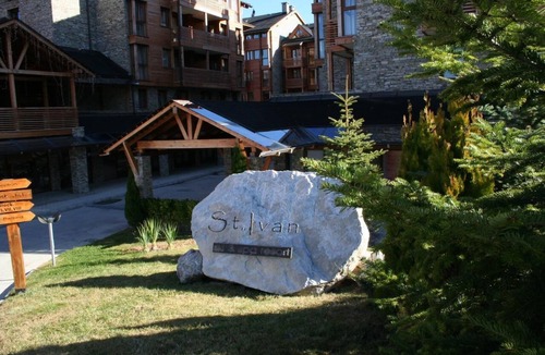 Kvartal Noviya Grad Condo | Bansko Bulgaria - 1-bedroom Suite Condo With Mountain View