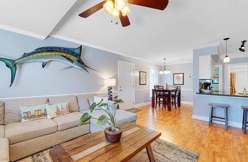 Ocean Ridge House | Beautiful Dog-friendly condo with full kitchen, free wifi and golf course views