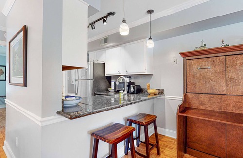 Ocean Ridge House | Beautiful Dog-friendly condo with full kitchen, free wifi and golf course views