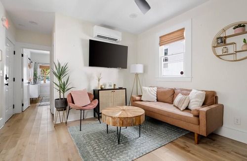 Cannonborough Elliotborough Apartment | Beautiful Ground Floor Condo Just 1 Block to King