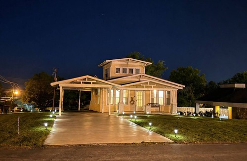 Batesville House | Beautiful Historic 4-bedroom house with a cockpit lookout over Batesville