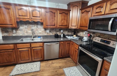Snowden District House | Beautiful, Spacious 5-Bedroom Family Home in Southaven