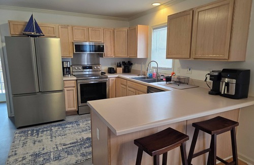 Charleston House | Beautifully Furnished Townhouse on James Island, 3 minutes to Downtown.