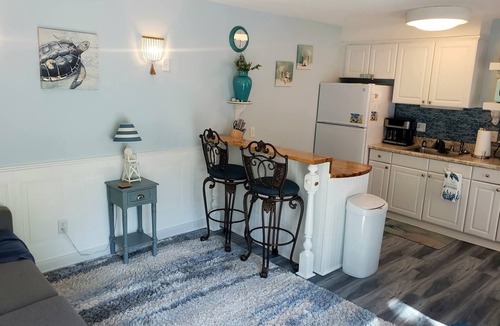 Ocean Ridge Cottage | 🌴Book Now For Summer 🌴10% Off A Week Stay🌞Beach is approx 1 mile🌴 sleeps 2-4