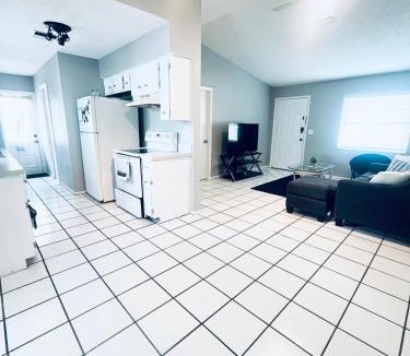Englewood East House | Book Your Perfect Stay at our Cozy & Affordable 3BR2BA Home Near Englewood Beach