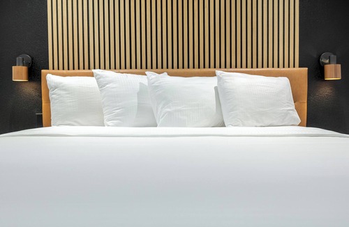 Bentonville Hotel | Boutique Bentonville Hotel Single King Unit - 24/7 Gym, Free Hot Breakfast + Wif
