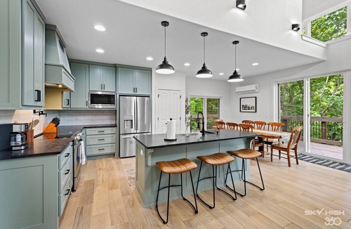 Springdale House | BRAND NEW, 3 STORY LUXURY LAKEHOUSE ON BEAVER LAKE, WITH HOT TUB & FIRE-PIT!