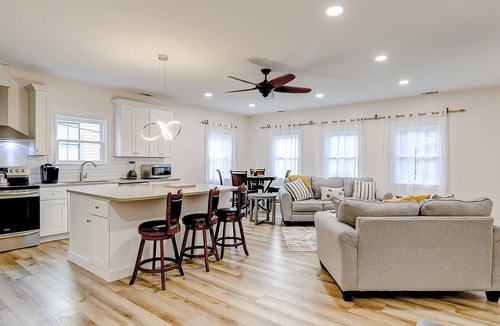 Savannah Victorian District Apartment | Brand-new apartment with great walkable location, central AC, & W/D - near golf