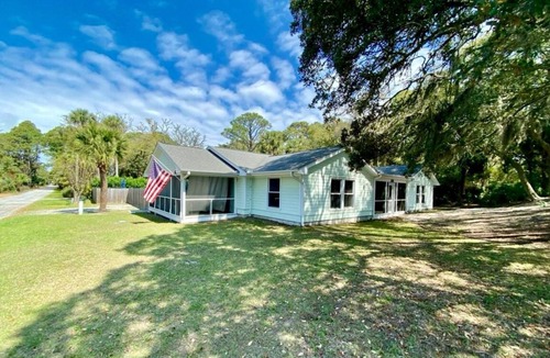 Saint Helena Island House | Breezy Oak on Dolphin with Private Pool - 626 Dolphin Rd