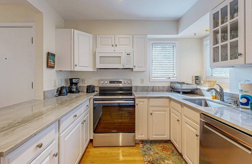 Kiawah Island House | Bright, beautiful home with screened-in porch, wood flooring, & AC - dogs ok