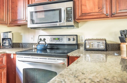 Beach Institute House | Bright Cottage w/Private Veranda, Pet Friendly, Parking by Lucky Savannah