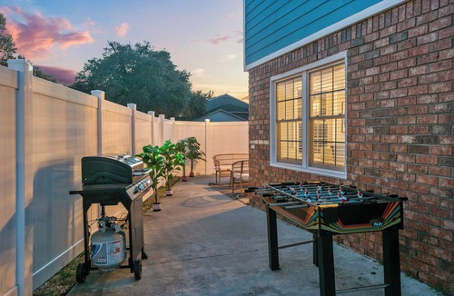 North Charleston House | Bubbly Chateau in Park Circle Perfect for Travelers that want to Socialize