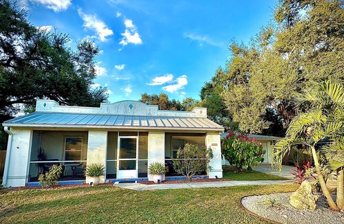 Newtown House | Bungalow w/Heated Pool by Downtown & Beaches