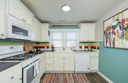 Highfill House | Buttercup Bungalow; charming 1925 "giraffe" country house 3 min from XNA
